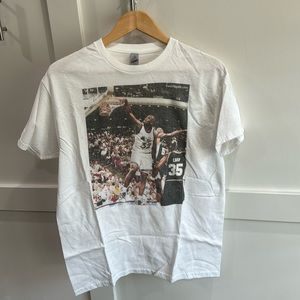 Gildan T-Shirt - Basketball Player Dunking Size Medium